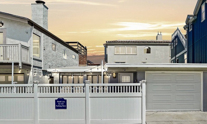 Oxnard House | Ocean just Steps Away! Family and Dog-Friendly with Firepit, Boogie Board!