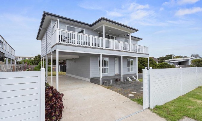 Surf Beach House | Ocean Pearl by Ready Set Stay - BYO LINEN & TOWELS