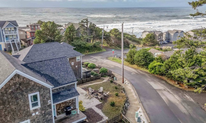 Lincoln City House | Ocean Vew, Olivia Beach, Two Queen Suites, Bonus, Bunk Room, Hot Tub, Fire Pit