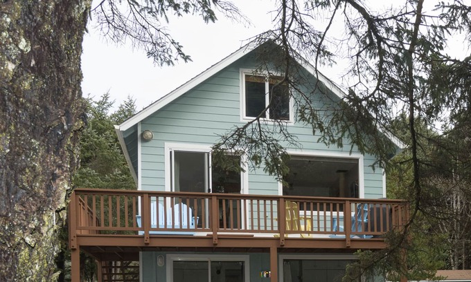 Yachats House | Ocean View Quiet Street, 2 minutes to 804 Trail & Dog Friendly
