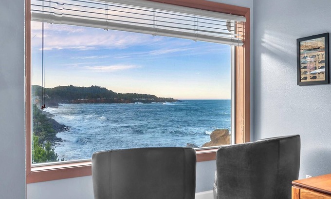 Depoe Bay Condo | Oceanfront Condo with Amazing Balcony Views of Depoe Bay and Spouting Horn