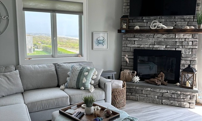 Montauk Condo | Oceanfront Corner Unit Condo in Beautiful Montauk - steps to beach and town!