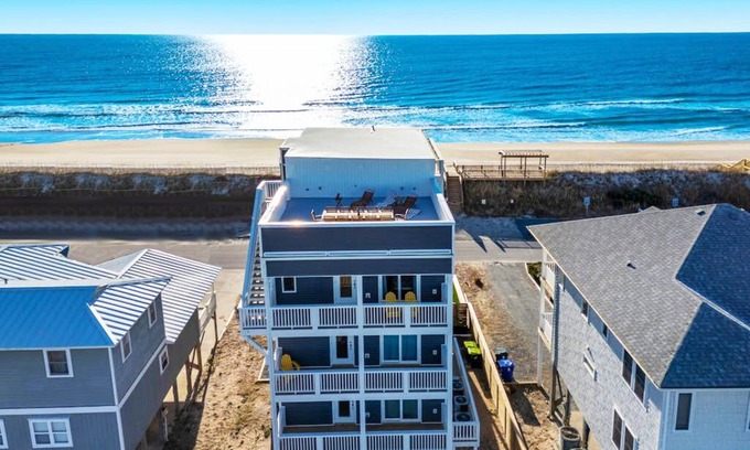 Surf City House | ๐๏ธ Oceanfront Fun House w/Hot Tub, Heated Pool, EVโก, Elevator & Game Room ๐