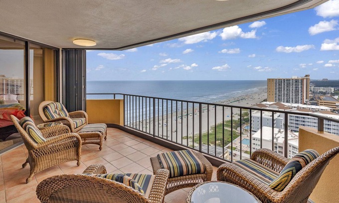 Myrtle Beach Condo | Oceanfront Maisons-sur-Mer Condo with Views! Views! Views