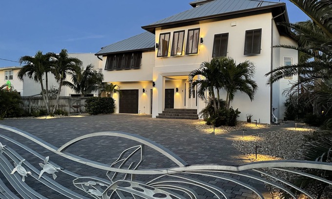 Orlando Beach House | OCEANFRONT PARADISE. Palm trees, Hammocks, Heated Pool