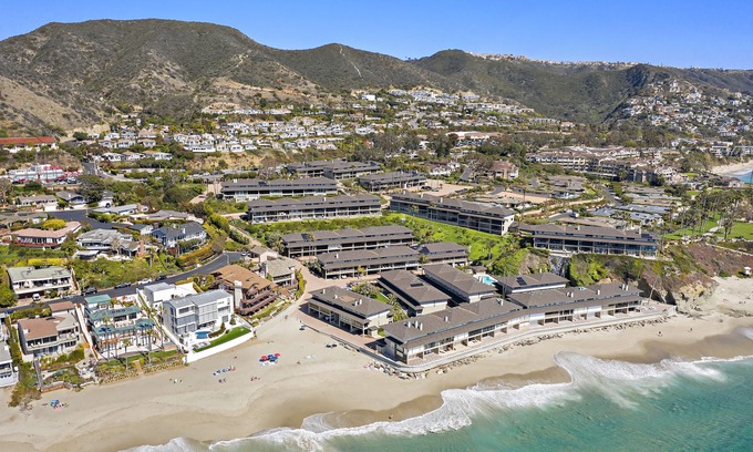 Blue Lagoon House | Oceanfront townhome Victoria Beach Walk to the Montage