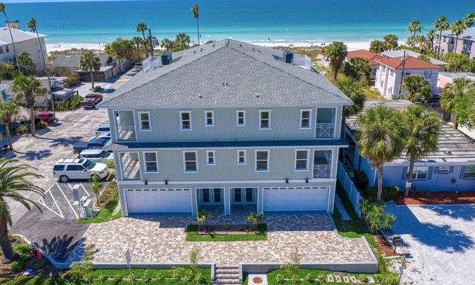 Indian Rocks Beach House | ♥ OCEANFRONT VIEW ♥ BEACHFRONT CONDO ♥ NEW ♥ U2 ♥
