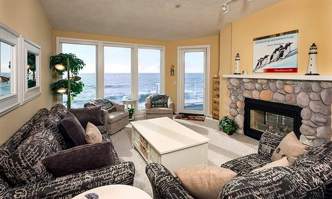 Depoe Bay Condo | Oceanfront, Whale Watching, Pool | Suite Dreams