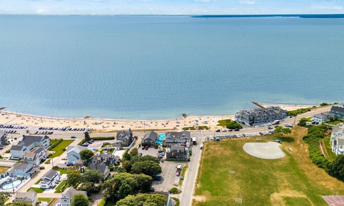 Falmouth Apartment | Oceanview 2 Double Bed Groundfloor Suite