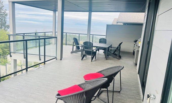 Regional District of Nanaimo House | Oceanview High end roof deck