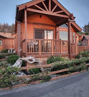Smith River House | Odysea Ocean Cabin 26 W Jacuzzi & Modern Decor