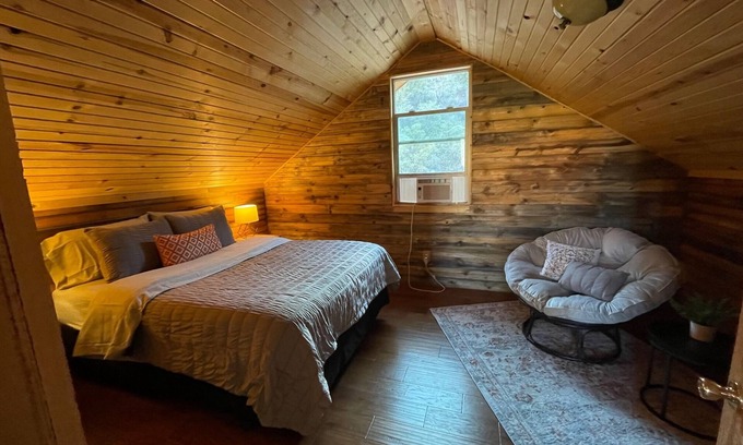 Hildale Cabin | Off-Grid Cabin, hiking trails nearby and minutes away from a local brewery!n