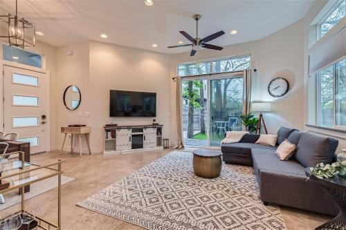 MLK House | Off the hook in Austin with Chic 2BR Retreat plus Firepit