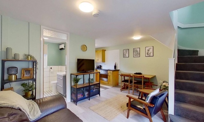 Saint Erth Praze Apartment | Offering comfortable living space for up to four guests within the leafy grounds of Tolroy Manor