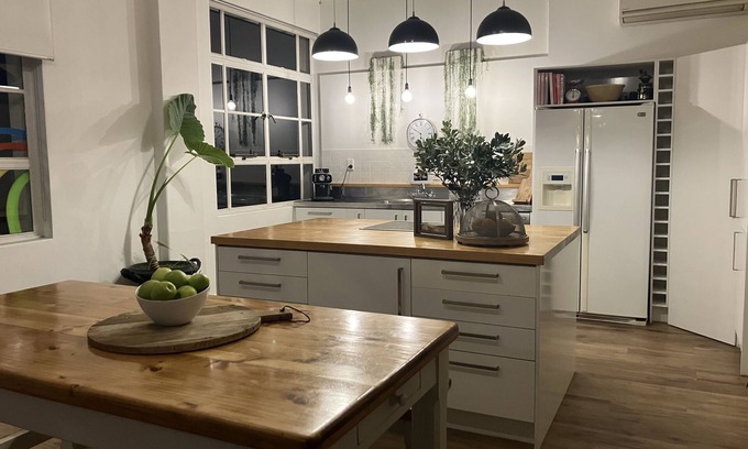 Motueka House | Old Bank Townhouse in Central Motueka, Modern and Clean. Everything at your door