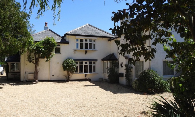 New Forest District House | Old Bridge Cottage Sleeps up to 18 . Hot tub, sauna,pool. New Forest, beaches