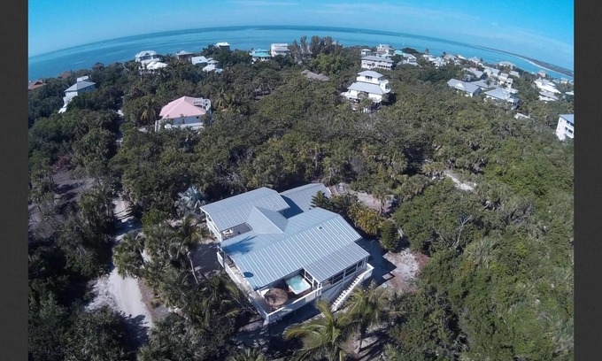 Jose's Hideaway House | ‘Old Florida’ Cottage, 600 ft to beach, Fenced yard, pets, Peleton, BigGreen Egg