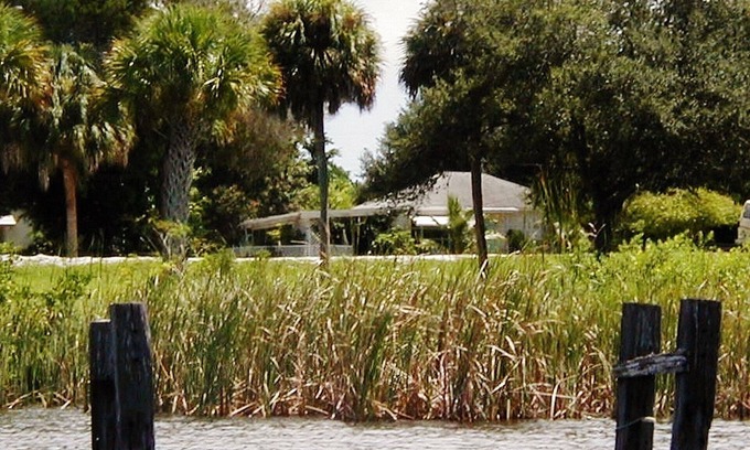 Roseland House | "OLD FLORIDA" RIVERSIDE POOL COTTAGE THAT TIME FORGOT