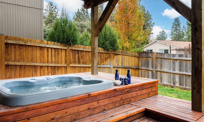Larkspur House | Old Mill Getaway by AvantStay | Private Backyard w/Hot Tub