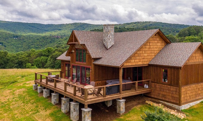 Elk Park Cabin | Olive and Georgias at Eagles Nest - hot tub, pets