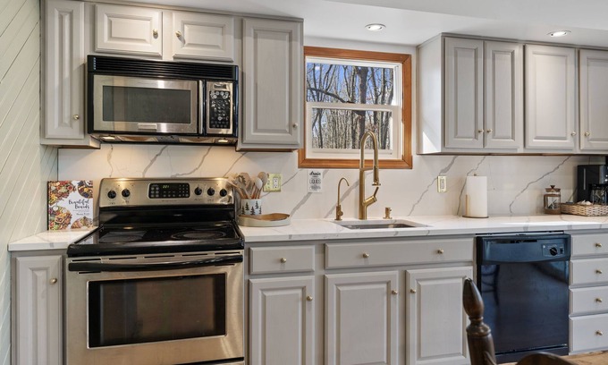 Albrightsville Cabin | Olivewood Cabin 3BR w/ Hot Tub, lake/pool access