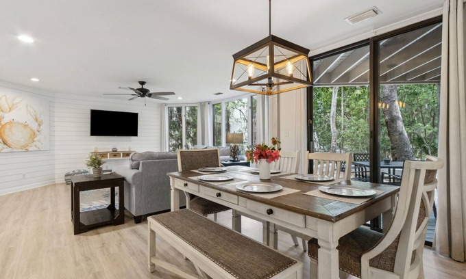 Fernandina Beach Condo | Omni AIP Poolside One-Story Villa, 8-Min Walk to Beach, Wagon & Chairs Included!