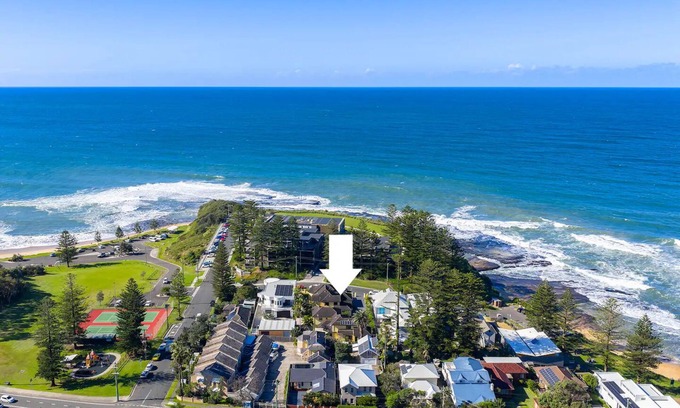 Austinmer House | On little Austinmer beach encircled by resturants to surf,swim,fish, boat or ski