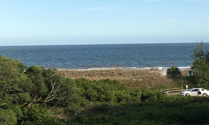 Folly Field Condo | On The Beach - Ocean View - Resort Amenities