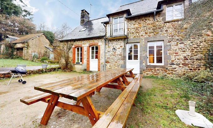 Gesvres House | On the edge of the Normandy-Maine Regional Nature Park, this large stone house welcomes you.