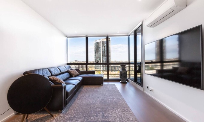 Docklands Apartment | On the River A Resort style Retreat in Docklands