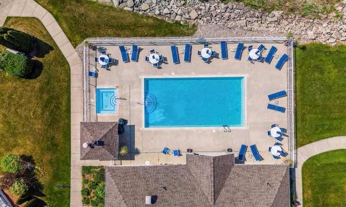 Saint Joseph House | On The River, Assn Pool & Hot Tub!