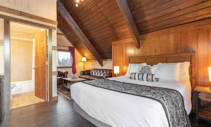 Ocean Shores Hotel | Once Upon a Tide - Queen Studio Room at Wanderlust Inn, Pet Friendly