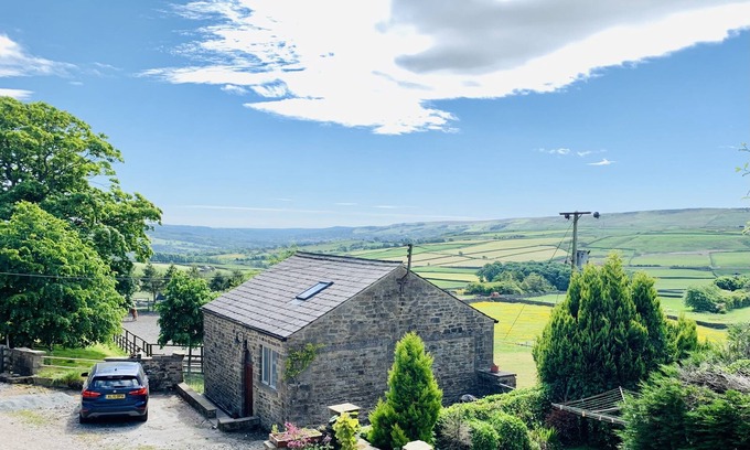 Sutton-in-Craven House | One bed Detached Converted Barn With Panoramic Views of the Wharf & Aire Valley