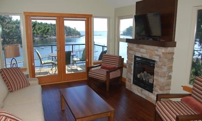 Mayne Island Hotel | One Bedroom Oceanfront Villa - Mayne Island Resort