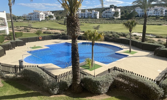 Jeronimo y Avileses y Balsicas de Arriba Apartment | Ontspannen op een Golfresort in een Licht en Luchtig Appartement
