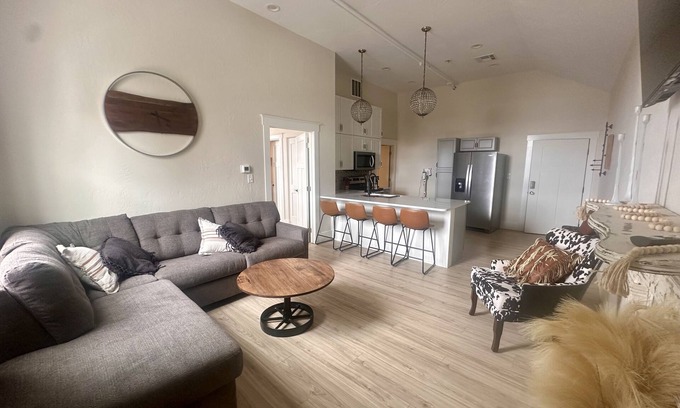 Frontier Apartment | Opera House Suite 1