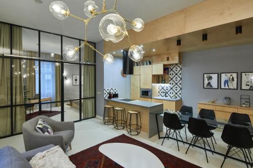 Erzsebetvaros Apartment | ORANGEHOMES Unique design 3 bathrooms flat