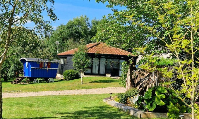 Norwich House | Orchard Barn | Sleeps 4 | Hot Tub | Private Garden | EV Charger