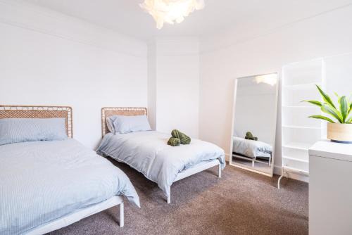 Luton House | Orion Room - Twin Room in Luton