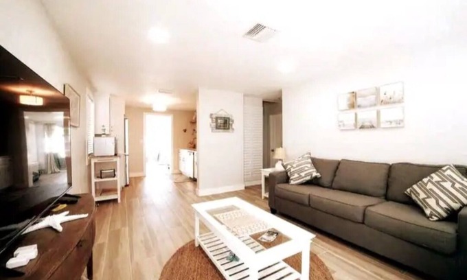 Ormond-by-the-Sea House | Ormond-by-the-Sea-Charming 2-bedroom home-close to beach and intracoastal