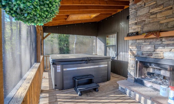 Blairsville Cabin | Osprey: Family Cabin, Hot Tub, Game Room, Theater