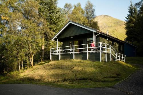 Crianlarich Ski Chalet | Osprey Lodge with river and mountain view