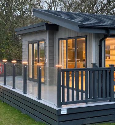 New Forest District Ski Chalet | Otters Rest Executive High Spec Lodge Shorefield County Park Lymington New Forest