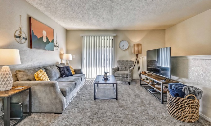 Norman Apartment | OU Sooner | Pool | Gym | Play Area | 1 mile to OU!
