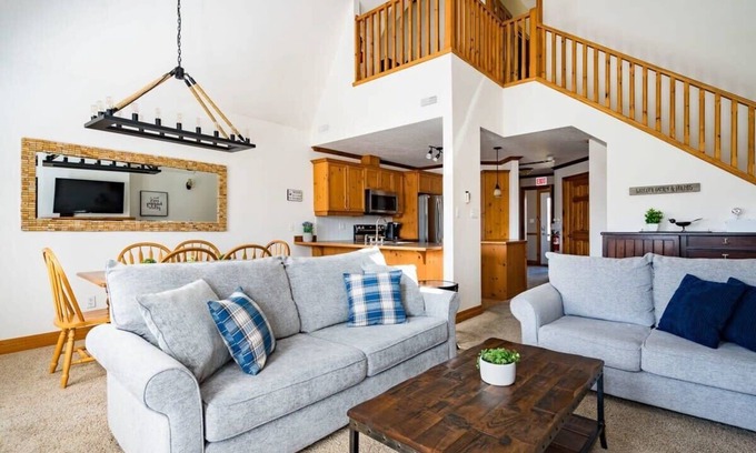 The Blue Mountains Condo | Out of the Blue - Shuttle to Blue, Walk & Trails!