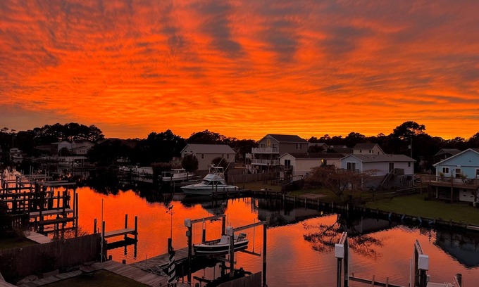 Colington Harbour House | Outerbanks 3 bedroom, 2.5 bath house canal front with dock