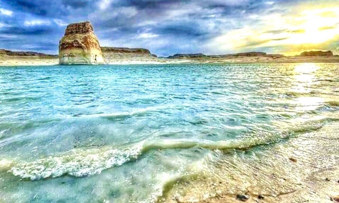 Greenehaven House | Overlook Beautiful Lake Powell & Lone Rock from your deck