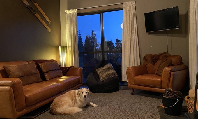 Ohau House | Overlooking beautiful Lake Middelton and a glimpse of Lake Ohau