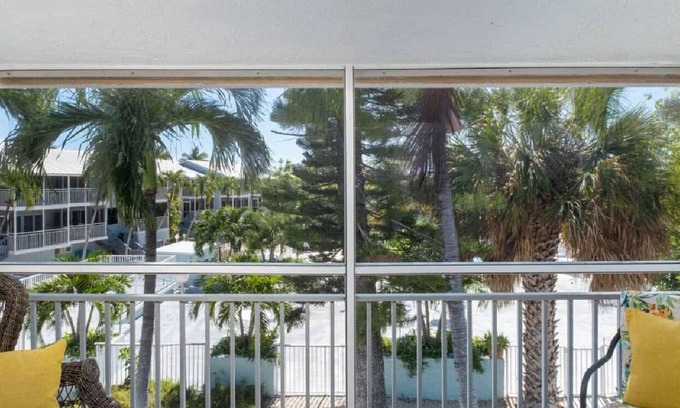 Key Largo Villa | Overlooking Pool Free Golf Cart Free Kayaks Pickleball