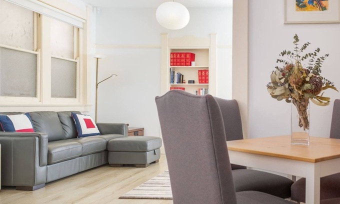 Kings Cross Apartment | Oversized Art Deco in Potts Point near Harbour